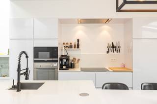 <p><span>Instapklare gezinswoning met 3 slaapkamers, zonnige tuin en EPC A in hartje Duffel</span></p><p><span> </span></p><p><span>Op zoek naar een gezellige, instapklare woning op een toplocatie in Duffel? Dan is deze charmante woning absoluut een bezoek waard!</span></p><p><span>Gelegen op een uitstekende locatie, vlak bij het dorpscentrum, winkels, scholen en openbaar vervoer, combineert deze woning comfort, ruimte en energiezuinig wonen.</span></p><p><span>Bij het betreden van de woning wordt u verwelkomd in een aangename leefruimte met een warme, huiselijke sfeer. De woning is volledig instapklaar en praktisch ingedeeld, ideaal voor gezinnen of koppels die op zoek zijn naar extra ruimte.</span></p><p><span>Op de verdiepingen bevinden zich </span><span>drie slaapkamers</span><span>, perfect als slaap-, kinder- of hobbykamer. De master bedroom met inloopdressing. Daarnaast is er nog een handige </span><span>zolderruimte</span><span>, ideaal voor extra stockage.</span></p><p><span>De ruime badkamer biedt alle comfort en luxe die u zich kunt wensen, met een </span><span>inloopdouche</span><span>, </span><span>ligbad</span><span>, </span><span>dubbele lavabo</span><span> en hoogwaardige afwerking. Verder beschikt de woning over </span><span>twee toiletten</span><span>.</span></p><p><span> </span></p><p><span>Buiten geniet u van een </span><span>aangename, zonnige tuin</span><span> met een gezellig terras, uitgerust met een </span><span>zonneluifel</span><span> — de perfecte plek om te ontspannen of gezellig te tafelen met familie en vrienden. Achteraan de tuin bevindt zich bovendien nog een praktische </span><span>berging</span><span>.</span></p><p><span>Ook op technisch en energetisch vlak scoort deze woning uitstekend. Dankzij het </span><span>gunstige EPC-label A</span><span> woont u hier bijzonder energiezuinig. Extra troeven zijn de aanwezige </span><span>airconditioning</span><span>, een </span><span>ventilatiesysteem</span><span> en een </span><span>regenwaterput</span><span>, die bijdragen aan extra wooncomfort en duurzaamheid.</span></p><p><span> </span></p><p><span>Troeven op een rij:</span><span><br /></span><span>✔</span><span> Instapklare woning<br /></span><span>✔</span><span> Toplocatie nabij centrum van Duffel<br /></span><span>✔</span><span> 3 slaapkamers + zolder<br /></span><span>✔</span><span> Ruime badkamer met bad én inloopdouche<br /></span><span>✔</span><span> 2 toiletten<br /></span><span>✔</span><span> Zonnige tuin met terras en zonneluifel<br /></span><span>✔</span><span> Achterliggende berging<br /></span><span>✔</span><span> EPC A – energiezuinig wonen<br /></span><span>✔</span><span> Airco, ventilatiesysteem en regenwaterput</span></p><p><span> </span></p><p><span>Een ideale woning voor wie comfortabel en zorgeloos wil wonen op een centrale locatie. </span><span>Mis deze kans niet en plan snel uw bezoek!</span></p><p><span><span>Sven@home4you.be</span></span></p><p><span>0478240853</span></p><p><span> </span></p><p><span> </span></p>