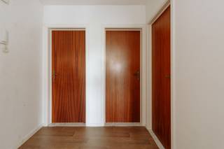 <p>Op zoek naar een mooi gelegen appartement met ruimte en potentieel? Ontdek dit appartement op de eerste verdieping, gelegen in de Fr. Huysmanslaan te Hemiksem.</p><p><br /></p><p>Je betreedt het appartement via de inkomhal met praktische ingebouwde kasten. De lichtrijke en ruime leefruimte sluit mooi aan op de keuken, die compact maar functioneel is ingericht.</p><p>Het appartement beschikt over 2 tot 3 slaapkamers, waarvan één kamer directe toegang biedt tot het terras. Verder is er een badkamer voorzien van een ligbad.</p><p><br /></p><p><strong>Extra troeven: </strong>garagebox inbegrepen in de prijs + kelderberging aanwezig</p>