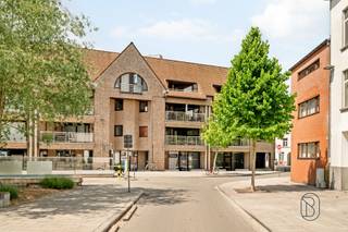<p>Ruim appartement met veel potentieel op een uitstekende ligging aan de Houtmarkt.<br /><br />Dit lichtrijke appartement beschikt over 2 volwaardige slaapkamers, een ruime leefruimte, aparte keuken en badkamer. Het zonnige zuidgerichte terras biedt een aangenaam open zicht op de Houtmarkt en vormt de perfecte plek om in alle rust te genieten.<br /><br />Daarnaast beschikt het appartement over een praktische kelderberging. Mogelijkheid tot aankoop van een ondergrondse garage voor € 30.000.<br /><br />Ideaal voor wie op zoek is naar een ruim appartement dat volledig naar eigen smaak kan worden opgefrist, op een centrale en gegeerde locatie.<br /><br />Meer info of plan je bezoek via denis@immobeguin.be of www.immobeguin.be</p>