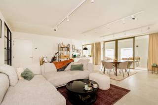 <p><span>Luxueus nieuwbouw appartement in hartje Mechelen</span></p>
<p><span> </span></p>
<p><span>Indeling </span></p>
<p><span> </span></p>
<p><span>Dit appartement bevindt zich op de tweede verdieping (toegankelijk via lift of trap) van een kleinschalige nieuwbouw residentie van 3 appartementen genaamd 'De Gouden Bol'. Het gaat om eerste bewoning waardoor u zich in een prachtig nieuw appartement kan settelen, waar werd gewerkt met kwalitatieve en duurzame materialen. </span></p>
<p><span> </span></p>
<p><span>U komt binnen in de mooie ruime open leef- en eetruimte van maar liefst 54 m²! Samen met de open keuken vormen deze ruimtes een L-vorm waardoor u een leuke beleving en interactie krijgt tussen de ruimtes. De keuken is voorzien van inductiekookplaat, ijskast, diepvriezer, vaatwasser, combi-oven en tal van opbergruimte. </span></p>
<p><span> </span></p>
<p><span>Wat in deze ruimtes opvalt is de aanwezigheid van zeer veel natuurlijk licht die binnenvalt via de grote raampartijen. Via het dubbele schuifraam kan u naar het grotendeels inpandige terras van 14 m² waardoor u optimaal kan genieten van deze buitenruimte. Op het terras bent u beschermd tegen zowel inkijk als slechte weersomstandigheden. In het voorjaar worden de aanplantingen voorzien zodat u kan genieten van groene zijgevels. </span></p>
<p><span> </span></p>
<p><span>Via een stijlvolle zwarte glazen deur kan u naar het achterste gedeelte van het appartement. Hierin bevindt zich de masterbedroom (13,70m²) en de tweede slaapkamer (11,30 m²). De badkamer is voorzien van een ruime inloopdouche en dubbele lavabo. Verder beschikt het appartement nog over een afzonderlijk gastentoilet en praktische bergruimte. </span></p>
<p><span> </span></p>
<p><span>Dit appartement is ideaal voor mensen die in het midden van het centrum willen vertoeven zonder in te boeten op luxe, ruimte en privacy. </span></p>
<p><span> </span></p>
<p><span>Het appartement is reeds volledig voorzien van verlichting en gordijnrails. Vrij vanaf 15/07. Gemeenschappelijke kosten inbegrepen. Fietsenstalling aanwezig. Fietsenstalling aanwezig voor 3 fietsen met oplaad mogelijkheid voor elektrische fietsen. </span></p>
<p><span> </span></p>
<p></p>
<p><span> </span></p>