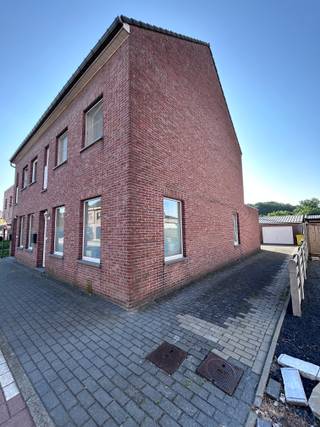 <p>Gelegen aan de Haltestraat nabij het station van Begijnendijk, biedt dit charmante halfopen huis een unieke kans voor wie op zoek is naar een ruime en veelzijdige woonomgeving. De drie slaapkamers bieden voldoende mogelijkheden voor persoonlijke inrichting en creëren de ideale plek om tot rust te komen na een drukke dag. </p>
<p>De woning beschikt over een handige garage voor extra opslag. Daarnaast wordt de tuin gedeeld met de buren en is er een gemeenschappelijke oprit. <br /><br />Interesse? Mail ons op vastgoed@gysemansgroep.be.<br /> </p>