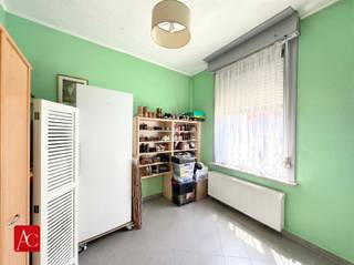 <p>Instapklare gezinswoning met 3 slaapkamers en gezellige stadstuin in Sint-Niklaas</p><p>Bent u op zoek naar een instapklare woning waar comfort en een gunstige ligging hand in hand gaan? Dan is deze verzorgde gesloten bebouwing in Sint-Niklaas zeker een bezoek waard.</p><p>Met een bewoonbare oppervlakte van maar liefst 168 m² biedt deze woning alle ruimte voor een gezin of wie comfortabel wil wonen. U wordt verwelkomd in een aangename leefruimte die naadloos aansluit op de functionele keuken. Verder beschikt de woning over drie volwaardige slaapkamers, een praktische bergruimte en een gezellige stadstuin, waar u in alle rust kan genieten.</p><p>Ook op technisch vlak scoort deze woning uitstekend. Door middel van 3597 Wp aan zonnepanelen beschikt deze energiezuinige woning over een uitstekende EPC-score van 150 kWh/m² jaar. Hierdoor kunt u zonder zorgen uw intrek nemen.</p><p>Interesse? Maak vandaag nog uw afspraak om deze leuke woning te bezichtigen.</p>