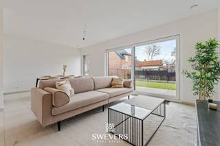 Voor meer info en foto’s, surf naar www.swevers.be – In het nieuwbouwproject "Milda" in Sint-Lambrechts-Herk wacht deze energiezuinige hoekwoning op haar eerste bewoners. Met een BEN-label geniet je van een lage energiefactuur en mogelijk een verlaagde onroerende voorheffing. De woning uit 2024 is volledig instapklaar en combineert moderne afwerking met een doordachte indeling. Met een bewoonbare oppervlakte van 151,80 m² biedt de woning een lichtrijke leefruimte met open keuken, een terras en een zonnige tuin. Op de eerste verdieping bevinden zich drie slaapkamers en een stijlvolle badkamer met inloopdouche. Dankzij vloerverwarming en een warmtepomp woon je hier duurzaam en comfortabel, zonder gasverbruik. De ligging is uitstekend: winkels op 200 m, scholen binnen 1,5 km, restaurants op 1 km en een bushalte op slechts 50 m. De E313 ligt op 500 m voor een vlotte verbinding naar Hasselt, Antwerpen en Luik. Voor meer informatie, bel 011 255 155. Bron bewoonbare oppervlakte: EPC – verslag.