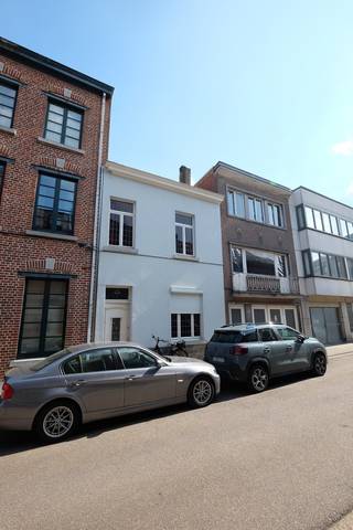 Deze stadswoning heeft heel wat potentieel en vraagt om een grondige renovatie, gelegen in het hart van het centrum en toch in een rustige...