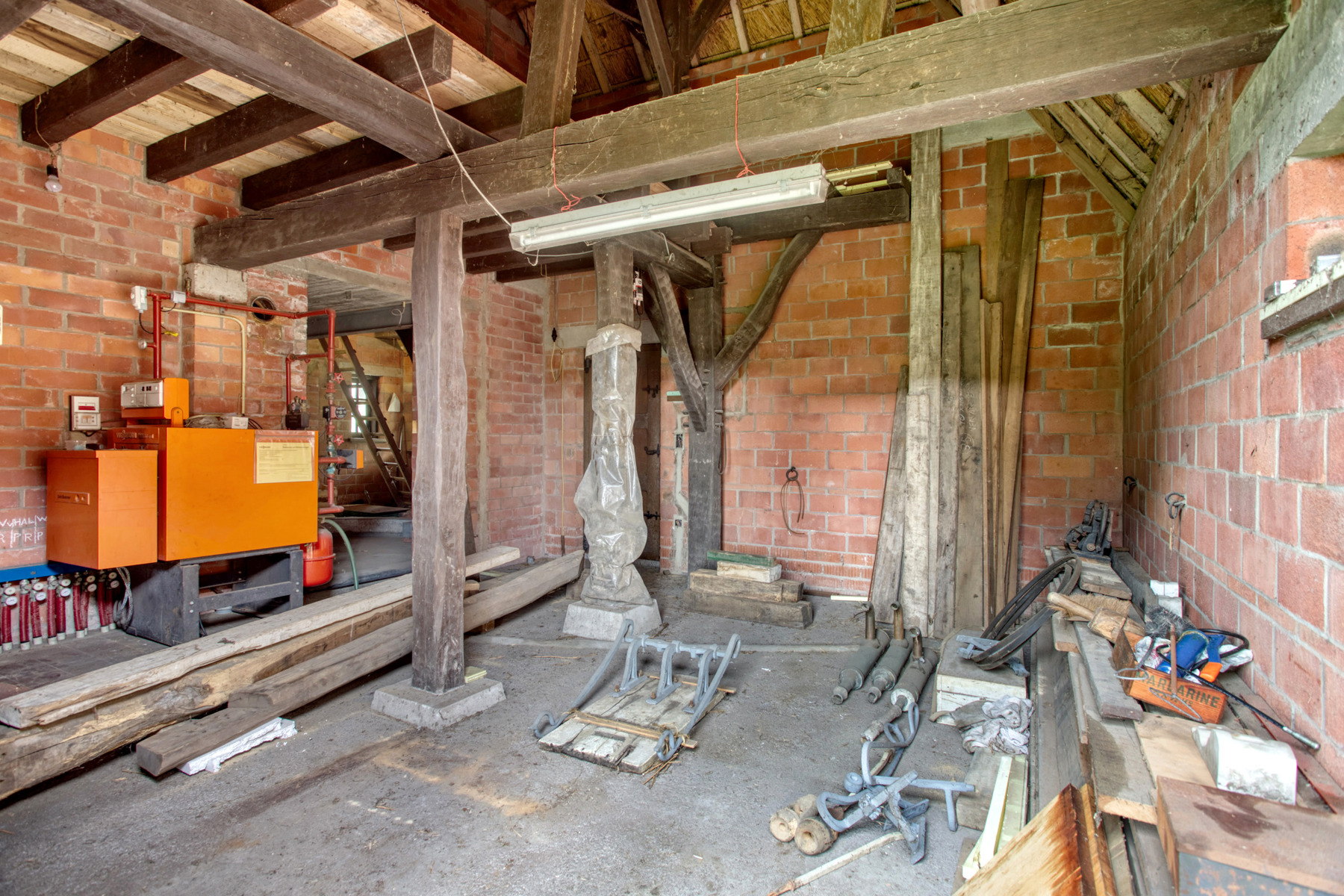 Af te werken woonst op 1588m² (+ perceel 8592m²) - foto 5