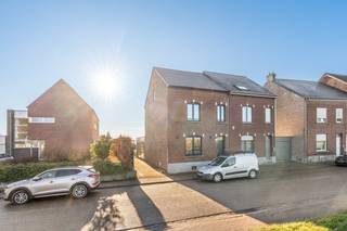 Deze volledig gerenoveerde woning (renovatiejaar 2024–2025) is instapklaar en combineert hedendaags comfort met een rustige, groene omgeving.Bij het...