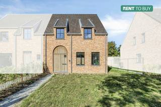 Op zoek naar een nieuwbouwwoning om te kopen maar wil je nog even sparen? Dan is dit jouw kans! Je kan deze woning eerst huren voor 2 jaar om dan binnen de de 2 jaar aan te kopen. De huurgelden worden dan in mindering gebracht van de aankoopprijs.Stijlvol nieuwbouwhuis te huur in Elverdinge met drie slaapkamers, dubbele garage en tuin. Deze halfopen woning is uitermate geschikt voor wie op zoek is naar een centraal gelegen woning tussen Ieper, Poperinge en Vleteren. Dit huis is volledig afgewerkt en is erg energiezuinig gebouwd + er wordt gewerkt met warmtepomp, regenwater, superisolerend glas,... INDELING Gelijkvloers: Inkomhal met apart toilet - ruime woonkamer met mooie raampartijen, zithoek en eetplaats - open volledig geïnstalleerde keuken met eiland - ruime aangrenzende berging bij de keuken met aansluitingen voor wasmachine - achtertuin met toegang naar de dubbele garage, voorzien van automatische poort.Eerste verdiep: Nachthal - drie slaapkamers - badkamer met dubbel lavabomeubel en inloopdouche - berging - apart toilet.Verder heeft deze woning nog een ruime zolder, toegankelijk via zolderluik.ALGEMEEN- Perceel 429m²- Energiezuinig (max E-peil 30)- Superisolerende beglazing- Regenput 10.000L- Ventillatie type D- Verwarming met warmtepomp- In aanmerking voor 6% BTWContacteer ons voor meer info omtrent deze huurkoop formule!