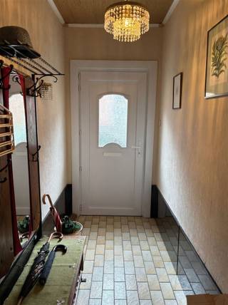 Rijhuis met drie slaapkamers gelegen in hartje Sint-Niklaas.Ideale starterswoning gelegen in het centrum van Sint-Niklaas, op wandelafstand van winkels, openbaar vervoer en andere voorzieningen.De woning beschikt over drie slaapkamers, een west gericht koertje en elektrisch bediende rolluiken. Daarnaast is er een aparte garage aanwezig, geschikt oor het stallen van een mobilhome.Kom je de woning graag bezichtigen? Contacteer ons dan via contact@eberhardvastgoed.be of +32 3 779 69 29 We horen graag van je!