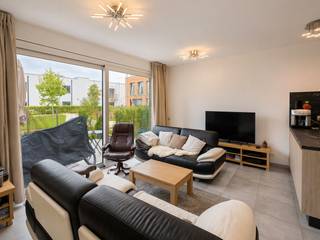 <span><strong>Woning met drie slaapkamers gelegen in het prachtige nieuwbouwproject "De Zevenster" in centrum Retie.<br /><br />Een bezoek aanvragen kan eenvoudig via onze website: www.immodrie.be. Zoek het pand terug onder 'Te Huur' en selecteer vervolgens op de pagina de optie 'Bezoek inplannen'.<span> </span><span>Omwille van de grote reeks aanvragen, worden verzoeken via Immoscoop of andere portaalsites niet verwerkt.</span></strong></span>
<p>Bij het binnenkomen via de inkomhal valt meteen de aangename lichtinval op. Vanuit deze centrale ruimte is er toegang tot de trap naar de eerste verdieping, het gastentoilet, en de open leefruimte.</p>
<p>De leefruimte vormt één geheel met de eetkamer en de volledig uitgeruste leefkeuken. Deze keuken is afgewerkt met kwalitatieve materialen en voorzien van alle moderne comfort – een combinatie van stijl, functionaliteit en duurzaamheid.<br /><br />Aansluitend bevindt zich de zitruimte, met grote raampartijen die uitkijken op de westgerichte tuin. Dankzij deze oriëntatie geniet de woning van een warme avondzon. Via het schuifraam is er toegang tot het verharde terras, ideaal voor buitenmaaltijden of ontspanning.</p>
<p>Aan de keuken grenst een praktische berging, ingericht als technische ruimte met aansluitingen voor wasmachine en droogkast.</p>
<p>Op de eerste verdieping bevindt zich een ruime nachthal die toegang biedt tot drie volwaardige slaapkamers. De badkamer is modern en functioneel, uitgerust met een badkamermeubel met dubbele wastafel, een inloopdouche, en een apart toilet.</p>
<p>Via een vaste trap bereiken we de kelderverdieping, waar zich een zeer ruime kelderberging bevindt. Deze ruimte is ideaal voor extra opslag, hobby’s of een werkplek. De autostaanplaats ligt direct naast deze kelder, waardoor u vanuit de wagen rechtstreeks de woning kunt betreden – bijzonder praktisch in het dagelijks gebruik.<br /><br />De volledige woning is voorzien van vloerverwarming, wat zorgt voor een aangenaam en gelijkmatig warmtecomfort doorheen de woning.</p>
<p>De woning is bovendien uitgerust met zonnepanelen, wat bijdraagt aan een lagere energiekost en een kleinere ecologische voetafdruk.</p>