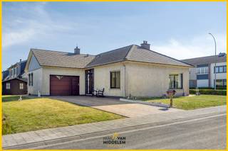 <strong>Immo Van Middelem verkoopt deze deels te renoveren BUNGALOW op een mooi perceel van +/- 6a05ca met 3 slaapkamers, tuin en ruime garage. <br /></strong><br />De woning is rustig gelegen in een kindvriendelijke wijk op korte afstand van het centrum van Ternat met alle nodige winkels, scholen, sportfaciliteiten en openbaar vervoer. Het treinstation van Ternat bevindt zich op ongeveer 2km en ook de E40 is vlot bereikbaar.<br /><br />De indeling is als volgt: <br />- GELIJKVLOERS: inkomhal met WC, lichtrijke woonkamer (salon &amp; eetplaats) met toegang tot het terras en de tuin, keuken, 3 kamers, badkamer, ruime inpandige GARAGE, <br />- ZOLDER (via trapladder) met geïsoleerde zoldervloer.<br /><br />Bijgebouw: tuinhuis.<br /><br />CV (2011) op gas. <br />EPC: 447 kWh/m².jaar - Label E (UC: 3844105).<br />Vrij bij akte.