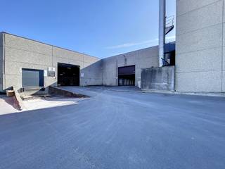 Het magazijn beschikt over een commerciële ligging met vlotte verbinding naar op- en afrit van Waregem.Specificaties: - Sectionale poorten- Laadkade-...