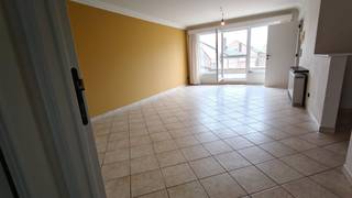 TE KOOP Instapklaar Appartement met 2 Slaapkamers, Zuidgericht Terras & Afgesloten Garage<br /><br />Ben je op zoek naar een lichtrijk, energiezuinig en gezellig appartement waar je zo in kunt trekken? Dit charmante appartement uit 1997 combineert wooncomfort, duurzaamheid (EPC B) en een absolute toplocatie in Alken.<br /><br />Indeling & Wooncomfort<br />Via de inkomhal met apart gastentoilet betreed je de royale leefruimte. Dankzij de grote raampartijen geniet de woonkamer van overvloedig natuurlijk licht. De functionele keuken sluit mooi aan op de leefruimte. Aansluitend bevindt zich een praktische berging/wasplaats met aansluiting voor wasmachine en droogkast. Het appartement beschikt over 2 volwaardige slaapkamers.<br /><br />Buitenruimte & Extra's <br />Zuidgericht terras (9 m²): geniet van 's morgens vroeg tot 's avonds laat in alle rust van de zon. Afgesloten garage: veilige en droge parkeerplaats voor jouw voertuig. <br />Aparte kelderberging: Ideaal voor seizoensgebonden spullen en extra opslag.<br /><br />Ligging & Omgeving<br />De ligging laat niets te wensen over. Je woont in een rustige, aangename wijk, maar op wandelafstand van werkelijk alle voorzieningen: supermarkten, lokale winkels, gezellige horeca, scholen, banken, sportaccommodaties en openbaar vervoer. Bovendien geniet je van een snelle en vlotte verbinding richting zowel Hasselt als Sint-Truiden.<br /><br />De belangrijkste troeven op een rij: <br />✓ Instapklaar: Meteen bewoonbaar zonder renovatiezorgen <br />✓ Zuidgericht terras: 9 m² optimaal zonplezier <br />✓ Energiezuinig: Gunstig EPC-label B = lage energiekosten <br />✓ Inclusief parkeren: Afgesloten privégarage & aparte kelderberging <br />✓ Toplocatie: Rustige omgeving met alles op wandelafstand <br />✓ Vlotte mobiliteit: Snelle verbinding naar Hasselt & Sint-Truiden<br />