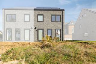 Deze halfopen bebouwing vinden we terug te Linter, rustig gelegen in het groen. De woning wordt volledig instapklaar afgewerkt en beschikt over alle comfort.<br /><br />De inkomhal van de woning biedt toegang tot het apart toilet, alsook tot de zithoek. Deze beschikt over een open keuken met eethoek, en geeft toegang tot de trap naar de eerste verdieping. Ook bevindt zich op de gelijkvloers nog een berging waar de technieken ook terug te vinden zijn.<br /><br />Op de eerste verdieping kan je via de nachthal de 3 slaapkamers, de berging en de badkamer, uitgerust met douche, toilet en lavabo, betreden. De tuin wordt volledig aangelegd en omheind. Daarnaast wordt ook de oprit en het terras aangelegd.<br /><br />Heb jij interesse in een nieuwbouwwoning met EPC label A+ in een rustige omgeving? Aarzel niet om ons te contacteren!<br /><br />Bestuursmaatregelen in het maatregelenregister: nee
