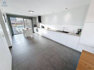 INSTAPKLARE, ENERGIEZUINIGE NIEUWBOUWWONING MET 4 SLAAPKAMERS, TUIN EN TERRASIn een rustige zijstraat van een recente en aangename woonwijk, op...