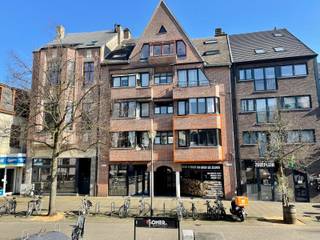 <p>Bent u op zoek naar een comfortabel appartement op een toplocatie? Dan is dit pareltje in het centrum van <span><span>Turnhout</span></span> precies wat u zoekt.</p>
<p>Gelegen vlak naast de <span><span>Grote Markt</span></span> woont u hier letterlijk op een steenworp van het bruisende stadsleven. De gezellige winkelstraat, tal van terrasjes en supermarkten bevinden zich om de hoek. Ook <span><span>Turnova</span></span> met zijn ruime parkeermogelijkheden ligt vlakbij. Daarnaast bereikt u te voet vlot het station, <span><span>de Warande</span></span> en het cultureel centrum. Hier woont u met werkelijk alles binnen handbereik.</p>
<p>Bij het betreden van het appartement komt u terecht in een aangename inkomhal die toegang geeft tot de verschillende ruimtes. De ruime en lichtrijke living vormt het hart van de woning en geniet dankzij de grote raampartijen van een overvloed aan natuurlijk licht, wat zorgt voor een open en warme sfeer. Aansluitend bevindt zich de volledig uitgeruste keuken, die voorzien is van alle nodige toestellen en voldoende werk- en opbergruimte biedt.</p>
<p>Verder beschikt het appartement over een moderne badkamer met een stijlvolle inloopdouche en een praktisch wasmeubel. De ruime slaapkamer biedt voldoende plaats voor een comfortabel tweepersoonsbed en extra kastruimte, en geeft bovendien directe toegang tot het achterliggende terras waar u in alle rust kan genieten van een moment buiten.</p>
<p>Dit energiezuinige en instapklare appartement is ideaal voor starters, alleenstaanden of als investering. Een unieke kans om te wonen in het centrum, met comfort en rust in uw eigen thuisbasis. Plan vandaag nog uw bezoek!</p>