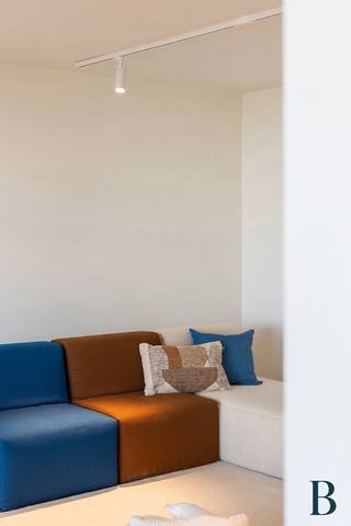 Locatie:
Dit appartement aan de Borsbeeksebrug in Berchem geniet van een centrale en vlot bereikbare ligging. U woont hier op wandelafstand van Berchem station en verschillende tram en buslijnen. Ook Te Boelaarpark bevindt zich in de buurt, net als winkels en de stad. Dankzij de nabijheid van belangrijke verbindingswegen combineert deze ligging comfort, mobiliteit en een aangename woonomgeving.

Indeling:
U betreedt het appartement via de inkomhal die uitgeeft op een ruime en lichtrijke leefruimte met veel zoninval. De vele raampartijen zorgen voor veel natuurlijke lichtinval in de leefruimtes. De natuurlijke geoliede eiken parketvloer loopt stijlvol doorheen het volledige appartement. De keuken is hoogwaardig afgewerkt en uitgerust met inductiekookplaat, vaatwasser, ijskast, combi oven en een werkblad in keramische steen. Verder beschikt het appartement over 2 slaapkamers, een badkamer en 2 terrassen die het wooncomfort extra versterken. Er is bovendien een aparte voorziening voor wasmachine en droogkast.

Berging: ruime kelderberging.
Fietsenstalling: aanwezig in het gebouw.

Troeven:
✓ Energiezuinig appartement met EPC A.
✓ Volledig hoogwaardig gerenoveerd.
✓ High end led verlichting inbegrepen.
✓ Twee terrassen

Technische gegevens:
Het appartement is uitgerust met een veiligheidsdeur en nieuwe ramen. De sanitaire en elektrische leidingen werden vernieuwd, net als de cv leidingen en radiatoren. De high end led verlichting is inbegrepen en geniet van 5 jaar garantie. De keuken wordt aangeboden met garanties op kasten en toestellen.

Extra:
Algemene kosten in aanvraag 
De keuken wordt aangeboden met garanties op kasten en toestellen en ook de verlichting is inbegrepen.
Renovatie plicht niet van toepassing
Stedenbouw: Wg

Benieuwd naar de waarde van je woning? Vraag een gratis schatting aan via lex@bauwensvastgoed.be