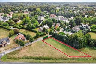 Deze nieuwbouwwoning biedt u alle modern comfort door het gebruik van onder andere vloerverwarming, zonnepanelen, regenwaterput, ... . Het pand geniet van veel lichtinval door de kamerhoge raampartijen. <br /><br />Het pand wordt gekenmerkt door een strakker architectuur met speling in materialen in de gevel.<br /><br />De gelijkvloerse verdieping bestaat uit een inkomhal met gastentoilet, ruimte leefruimte met open keuken, bergruimte en bureau. Het eerste verdiep biedt u verder 3 ruime slaapkamers en een volledig uitgeruste badkamer. <br />De woonst beschikt verder nog over een oprit met carport. <br /><br />Op vandaag heeft u de mogelijkheid om zelf nog de afwerking van het pand mee te bepalen. Wees er dus snel bij. <br /><br />Het perceel van 678 m² heeft de ideale verhoudingen en zorgt voor wooncomfort en een aangename buitenbeleving. De grond maakt deel uit van verkaveling bestaande uit 2 percelen voor open bebouwing. <br /><br />De bouwvergunning, plannen en lastenboek kan u downloaden op onze site. 