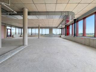 Op de voormalige Veemarkt in Brugge verrijst BULA, een stadsontwikkelingsproject waar wonen, werken, ondernemen en ontspannen op een harmonieuze manier samenkomen. Gelegen langs de Koningin Astridlaan, op een strategische locatie nabij het historische stadscentrum en belangrijke verkeersassen, wordt deze voormalige marktsite getransformeerd tot een eigentijdse en veelzijdige stadsomgeving.<br />Het project omvat een mix van residentiële, commerciële en professionele functies. Ook duurzaamheid staat centraal, met onder meer geothermische energie, zonnepanelen en groendaken.<br /><br />Binnen gebouw A, De Commerce, bevindt zich op de derde verdieping kantoorruimte 03.01. Deze unit geniet van een prominente hoekligging, met een prachtig zicht. De grote glaspartijen zorgen voor een aangename natuurlijke lichtinval en versterken de moderne, professionele uitstraling van het kantoor.<br /><br />De kantoorruimte beschikt over een oppervlakte van 228 m², aangevuld met een privatief terras van 17 m². Dankzij de ruime en flexibel indeelbare oppervlakte biedt deze unit tal van mogelijkheden voor de inrichting van een hedendaagse werkomgeving, gaande van een open landschapskantoor tot een combinatie van werkplekken en vergaderruimtes. Het terras vormt een aangename buitenruimte voor een informele pauze of overlegmoment.<br /><br />Het kantoor wordt casco opgeleverd, waardoor de verdere inrichting volledig kan worden afgestemd op de wensen en huisstijl van de toekomstige gebruiker. Hierbij wordt reeds voorzien in een klimaatplafond en tapijttegelvloer, wat een comfortabele basis vormt voor de kantoorinrichting.<br /><br />Ook technisch onderscheidt BULA zich door een toekomstgerichte aanpak. Het project beschikt over een collectief geothermisch energiesysteem. Via een collectief energienet en warmtepompen wordt op een energiezuinige manier voorzien in verwarming en koeling. Het klimaatplafond zorgt daarbij voor een gelijkmatige temperatuurregeling en een aangenaam binnenklimaat, met een stille werking en discrete integratie in het interieur. Aanvullend wordt ingezet op zonnepanelen, groendaken en duurzame wateroplossingen.<br /><br />De combinatie van een zichtbare hoekligging, ruime glaspartijen, een privatief terras en duurzame technieken maakt van kantoor 03.01 een representatieve en flexibele werkplek binnen een vernieuwde, dynamische stadsomgeving.<br /><br />Voor meer informatie of een vrijblijvend bezoek, neem contact op met Immax Brugge via 050 62 44 14 of stuur een e-mail naar brugge@immax.be.