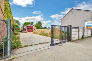 Voor meer info of een bezoek, bel 053 59 49 33 - Op een rustige locatie in Hofstade vinden we deze drie percelen terug met een loods. Deze loods...