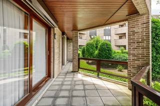 <p>Gunstig en rustig gelegen groot verzorgd gelijkvloers appartement met 3 slaapkamers van ca.145m² in residentie Victoriepark. Via de privatieve inkomhal met vestiaire komen we in een zeer ruime en lichte aangename woonkamer. De ruime keuken beschikt over een berging met wasaansluiting. Via de nachthal met gastentoilet vinden we 3 rustig gelegen slaapkamers, waarvan één zeer ruime, dewelke allen uitgeven op het achtergelegen terras en het groen van de gemeenschappelijke tuin. De badkamer is ingedeeld met een ligbad en wastafelmeubel en beschikt over een extra betegelde nis alwaar een douche voorzien kan worden. Residentie Victoriepark is een verzorgd gebouw op wandelafstand van het centrum gelegen waardoor alle winkels, de markt en belangrijkste voorzieningen zich in de directe omgeving bevinden. Bij dit appartement is er bovendien de mogelijkheid om optioneel een ruime garagebox bij aan te kopen in de ondergrondse parkeergarage, zonder verplichting.<br />Kortom een ruim verzorgd appartement met eigen privatieve inkom op een aantrekkelijke centrum locatie, zonder renovatieverplichting en asbestvrij.<br />Vermelde oppervlakten/afmetingen zijn indicatief. Oppervlakte conform EPC.</p>