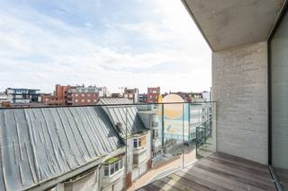 <p>Schitterende penthouse met een bevoorrechte ligging op een paar passen van het strand en dichtbij het centrum van Koksijde-Bad.<br /><br />Vijfde verdieping: ruime woonkamer uitgevend op een terras met zijdelings zeezicht, luxueuze open keuken volledig ingericht met vaatwasser, combi-oven, koelkast met diepvriesvak en inductiekookplaat, één slaapkamer met aangrenzende moderne badkamer en uitgevend op een zonneterras, afzonderlijk toilet.<br /><br />Zesde verdieping: tweede slaapkamer en moderne badkamer met inloopdouche. Magnifiek dakterras.<br /><br />Prachtige afwerking. Instapklaar!</p>