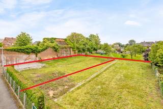 Onder de kerktoren van het gezellige dorpje Bever (een faciliteitengemeente), bieden wij u deze 2 bouwgronden aan voor open bebouwing, Lot 1 met...