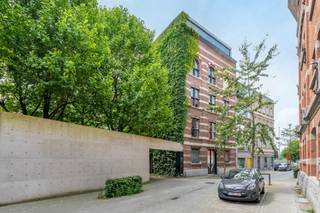 PLAN VIA VOLGENDE LINK UW BEZOEK IN ALSOOK UW GEGEVENS: https://demeester.mijnhuurprofiel.be/whise/6050758<br /><br />Uniek en architecturaal pakhuis-kantoor nabij de Scheldekaaien, als voormalig kantoor van gerenommeerd architectenkantoor Crepain Binst Architecture.<br /><br />Deze instapklare kantoorruimtes betreffen een oppervlakte van wel 750m2, verdeeld over drie verdiepingen.<br />Alle faciliteiten zijn gloednieuw zoals : koeling en verwarming via warmtepomp, ventilatie op elke verdieping, brandalarm, domotica, inbraakalarm, toegangscontrole (PIN en NFC), netwerkkabels, videophone met app, serverruimte, camerabewaking (hal &amp; parking), fietsparking, en een terras aan de kantine op de eerste verdieping.<br />Vloerverwarming.<br /><br />Twee inkomhallen zijn beschikbaar, diverse vergaderzalen maar ook een riante open landschapskantoren, met talloze aangename werkeilanden. Per verdieping is er een zeer recente keuken voorhanden en sanitaire ruimte.<br /><br />Tevens is er zelfs nog een kelderverdieping die wordt ingericht als extra vergaderzaal met sanitaire cel en bergruimte, die optioneel kan bijgehuurd worden.<br />Het sfeervolle binnenplein biedt ruimte voor 8 autostaanplaatsen, en er zijn fietsenstallingen.<br /><br />De statige en karaktervolle voorgevel aan de straatzijde zorgt voor een uitzonderlijk en authentiek karakter van uw kantoor.<br />De bijzondere staalstructuur en hoge plafonds (3.60m) maken van dit pakhuis een architecturale, hedendaagse parel en inmiddels goed gekend adres in de stad.<br /><br />Een iconische werkplek !