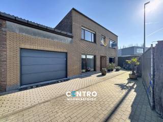 Woning met magazijn (Circa 345m2) te Snaaskerke (Gistel)!<br /><br /><strong>INDELING:</strong><br /><u><strong>WONING</strong></u><br /><u><em><strong>Gelijkvloers:</strong></em></u><br />Inkomhal - RUIME living - volledig ingerichte leefkeuken (O.a. met fornuis, dampkap, heteluchtoven, dubbele spoelbak, frigo en vaatwasmachine) - wasplaats (met alle voorzieningen voor wasmachine en droger ) - kelder - afzonderlijk gastentoilet - ruim bureel / praktijkruimte / 5 de slaapkamer - inpandige garage (met automatische sectionale poort) - volledig omheinde tuin met ZUIDgericht terras en terrasberging/werkplaats!<br /><br /><u><em><strong>Eerste verdieping:</strong></em></u><br />Nachthal - recente badkamer (O.a. met lavabomeubel, hangtoilet en douche) - 4 RUIME slaapkamers (Waarvan 1 momenteel ingericht is als dressing)!<br /><br />Zolder aanwezig boven de garage.<br /><br /><strong><u>MAGAZIJN:</u></strong><br />- Circa 345m2.<br />- Drijfkracht aanwezig (380V)!<br />- Nieuw dak!<br />- Dubbele beglazing (PVC).<br />- Kantoorruimte aanwezig.<br />- Toilet aanwezig.<br />- Voorzieningen voor wasmachine en droger.<br />- Parkeergelegenheid.<br />- Buitenstockage mogelijk.<br /><br /><u><strong>Opmerkingen:</strong></u><br /><strong>- Ruime bewoonbare opp.: Circa 243m2!<br />- ENERGIEZUINIG: Energielabel B!</strong><br />- Dak is reeds gerenoveerd. <br />- De elektriciteit zal goedgekeurd zijn tegen datum van het verlijden van de akte.<br />- Regenwaterput (10.000l) aanwezig.<br />- Afzonderlijke elektriciteitstellers. <br />- ROLLUIKEN aanwezig!<br />- CV op aardgas.<br /><br />Zeer INTERESSANTE aanbod! Woning met magazijn met met zeer VLOTTE verbinding met de autosnelweg! Aarzel zeker niet om ons te contacteren voor verdere info en/of een bezoek ter plaatse: 050/70.01.02 info@centro.be