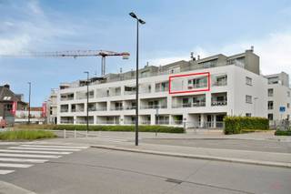 <p><span>Gezellige studio nabij het centrum van Waregem</span></p><p><span> </span></p><p><span>Deze bemeubelde studio is gelegen op de tweede verdieping en heeft een bewoonbare oppervlakte van 34m².<br />De centrale ligging biedt een uitstekende uitvalsbasis naar winkels, scholen, station, openbaar vervoer en het stadscentrum.</span></p><p><span> </span></p><p><span>Indeling</span></p><p><span>Leefruimte, geïnstalleerde keuken, badkamer (voorzien van douche, lavabo en toilet) en ruim Oostgericht terras. De studio wordt bemeubeld verhuurd.</span></p><p><span> </span></p><p><span>Troeven</span></p><ul><li><span>Energiezuinig </span></li><li><span>Centrale verwarming op gas</span></li><li><span>Prachtige ligging nabij het centrum</span></li></ul><p><span> </span></p><p><span> </span></p><p><span>Voor meer informatie, neem contact op met Ellen op 0474/86.04.52 of via <span>ellen@heritagevastgoed.be</span></span></p><p><span> </span></p><p><span>Huurprijs: € 650 (€ 620 euro basishuur en 30 euro gemeenschappelijke kosten) <br />Huurwaarborg: 3 maanden huur <br />Extra kosten: aandeel huurder in kost plaatsbeschrijving <br />Beschikbaarheid: </span><span>onmiddellijk</span></p><p><span> </span></p>