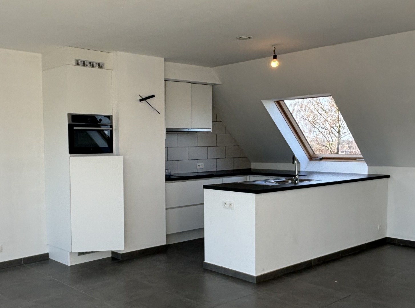 KWALITATIEF AFGEWERKT DAKAPPARTEMENT MET 2 SLAAPKAMERS, GARAGEBOX EN AUTOSTAANPLAATS - foto 5