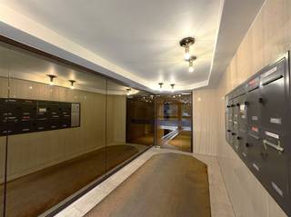 <p><span>STEVIG WOONAPPARTEMENT OP EEN TOPLOCATIE NET BUITEN HET CENTRUM</span></p><p><span> </span></p><p><span>In dit opmerkelijk villa appartementsgebouw brengt de lift ons naar het tweede verdiep waar licht, ruimte en zicht de toon zet.<br />Een praktische indeling en een degelijke inrichting zorgen er voor aangenaam wooncomfort.</span></p><p><span> </span></p><p><span>Een centrale mooie inkomhal voorziet in een apart toilet en een grote praktische vestiairekast.  <br />De leefruimte verwent met mooie afmetingen, salon en eethoek vinden er vlot hun plaats.  <br />De keuken is goed voorzien en biedt extra plaats voor een eethoek.  <br />Het terras strekt zich uit over de volledige breedte en staat garant voor zalige buitenmomenten, een aangenaam parkzicht en heel veel zon zijn extra troeven.</span></p><p><span> </span></p><p><span>Het slaapgedeelte bestaat uit 2 slaapkamers en een nette badkamer.  Elke kamer kreeg een degelijke invulling met een grote praktische dressingwand.</span></p><p><span> </span></p><p><span>Er is een aparte berging boven en een kelderberging.  <br />Met achterliggende garage voorzien elektrisch bediende poort.</span></p><p><span> </span></p><p><span>ZALIGE LIGGING<br />WINKELS EN CENTRUM OP WANDELAFSTAND <br />WOONTERRAS MET ZONNELUIFEL<br />ZEER GOED EPC  </span></p><p><span> </span></p>