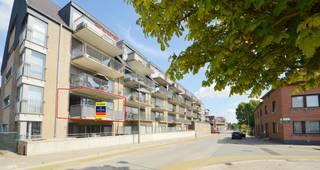 Ben je op zoek naar een instapklaar, hedendaags appartement waar comfort, ruimte en een absolute topligging samenkomen? Dit <strong>moderne appartement (bouwjaar 2009, bewoonbaar 127 m²)</strong> bevindt zich aan de achterzijde van het Ninia Shopping Center, pal in het bruisende stadscentrum van Ninove. <strong>Hier geniet je van alle stedelijke voorzieningen </strong>— winkels, gezellige horeca, scholen en het station — op wandelafstand, terwijl je binnen en op het terras volop tot rust komt. Bij het binnenkomen ervaar je meteen het open, luchtige en aangename gevoel dankzij de doordachte indeling. De inkomhal met apart gastentoilet leidt naar de royale leefruimte, waar grote aluminium raampartijen met hoogrendementsbeglazing zorgen voor een overvloed aan natuurlijk daglicht. Aansluitend bevindt zich het absolute pronkstuk van het appartement: een uitzonderlijk zonnig en ruim terras waar het heerlijk vertoeven is van ’s ochtends tot ’s avonds. De moderne open keuken sluit naadloos aan op de leefruimte en beschikt over een praktische, ruime berging/wasplaats. De nachthal brengt je naar twee volwaardige slaapkamers en een verzorgde, compleet ingerichte badkamer. Naast de goede staat en hedendaagse afwerking biedt dit appartement buitengewoon veel extra comfort: <strong>een energiezuinig en uiterst gunstig EPC label A, centrale verwarming op aardgas, een lift en een handige videofonie.</strong> <strong>Bovendien zijn een privatieve kelderberging (K3) én maar liefst twee vlot toegankelijke ondergrondse autostaanplaatsen inbegrepen in de vraagprijs — een zeldzame luxe in het centrum!</strong> Een instapklare buitenkans voor wie centraal en zorgeloos wil wonen, of zoekt naar een waardevaste investering met uitstekend verhuurpotentieel. Plan vandaag nog jouw bezoek en laat je verrassen door de ruimte en het zonovergoten terras!