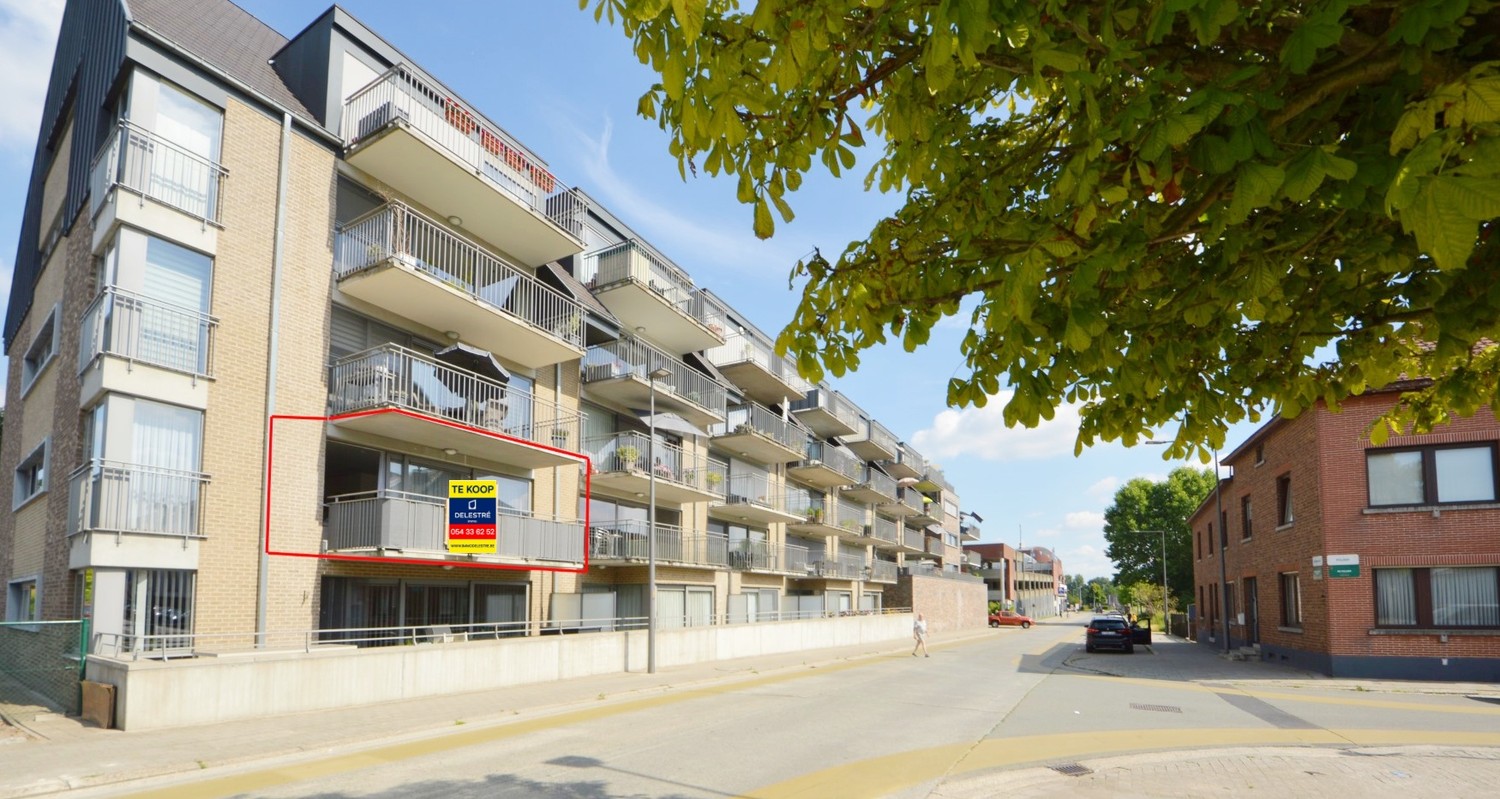 Lichtrijk en modern appartement met riant zonneterras, 2 ondergrondse staanplaatsen én kelder in hartje Ninove! - foto 1