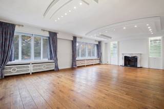 On the prestigious Rubenslei, with a frontal view of the City Park, you will find this stylish apartment of 220 m² in Residence Isabella...