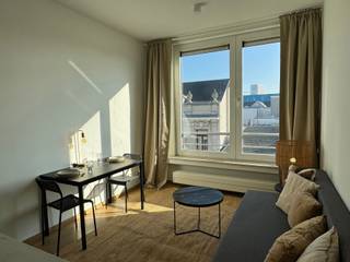 Gezellig, gemeubeld appartement met 1 slaapkamer in hartje Antwerpen!<br /><br />Dit volledig gemeubeld appartement vindt haar ligging in de Huidevettersstraat, in het centrum van Antwerpen.<br />Met winkels, scholen, het openbaar vervoer en allerlei gezellige bars en restaurants om de hoek, kent het appartement dé ideale locatie. <br />Bovendien zorgen de nabij gelegen invalswegen voor een goede bereikbaarheid. <br /><br />GA NAAR WWW.DEBOERENPARTNERS.BE OM RECHTSTREEKS UW ONLINE AFSPRAAK IN TE PLANNEN<br /><br />Indeling: <br />- Inkomhal <br />- Apart toilet<br />- Leefruimte<br />- Volledig uitgeruste keuken<br />- Slaapkamer<br />- Badkamer met ligbad en lavabo<br /><br />Bijzonderheden:<br />- Algemene kosten: 55 euro per maand voor onderhoud gemeenschappelijke delen. <br />- Gemeenschappelijke fietsenberging aanwezig<br />- Beschikbaar vanaf 01/08<br /><br />GA NAAR WWW.DEBOERENPARTNERS.BE OM RECHTSTREEKS UW ONLINE AFSPRAAK IN TE PLANNEN
