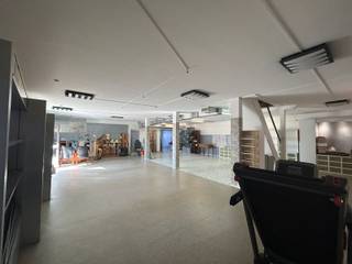 Praktisch en veelzijdig magazijn te huur op een uitstekend bereikbare locatieOp een makkelijk te bereiken hoekperceel bevindt zich deze functionele...