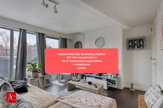 <p>Ontdek deze interessante investeringsopportuniteit in het hart van Temse: een volledig verhuurd opbrengsteigendom bestaande uit drie appartementen, ideaal gelegen vlak aan de oevers van de Schelde en op wandelafstand van het centrum. De combinatie van de centrale ligging en de nabijheid van het water maakt dit pand bijzonder aantrekkelijk.<br />Winkels, horeca, scholen en openbaar vervoer bevinden zich op korte afstand, terwijl de groene omgeving langs de Schelde zorgt voor een aangename en rustige woonbeleving.</p><p>Het gelijkvloers appartement beschikt over twee slaapkamers en een bewoonbare oppervlakte van 106 m². Met een EPC-score van 286 kWh/m² en een privatief terras biedt dit appartement een comfortabele woonruimte met extra buitenbeleving. Op de eerste verdieping bevindt zich eveneens een appartement met twee slaapkamers en een oppervlakte van 98 m². Dankzij de gunstige EPC-score van 139 kWh/m² en het aanwezige terras vormt dit een energiezuinige en gegeerde woonst. Het appartement op de tweede verdieping omvat één slaapkamer en heeft een bewoonbare oppervlakte van 85 m². Met een EPC-score van 294 kWh/m² en een eigen terras biedt ook dit appartement aangenaam wooncomfort.</p><p>Alle 3 de appartementen zijn momenteel verhuurd, wat zorgt voor een directe en stabiele huuropbrengst vanaf dag één. Deze opbrengsteigendom combineert een topligging met solide huurinkomsten en toekomstpotentieel, en vormt daarmee een rendabele investering in een aantrekkelijke gemeente met sterke woonvraag.</p>