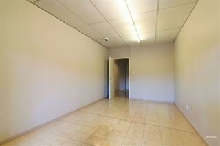 <p><span>Indeling</span><span>:</span></p><p><span>Begane grond: Hal'gedeelde ingang: 15 m², grote garage voor 1 auto:  +/- 23 m² </span></p><p><span>Vierde verdieping:'privé-entree, hal met garderoberuimte: 4,16 m², ingerichte keuken met 1 m² was-/bergruimte en toegang tot het balkon: 14,07 m², woonkamer: 24,90 m², nachthal: 2,67 m² met 1 m² kast, 2 slaapkamers: 12,64|14,41  m², badkamer: 5,06 m², apart toilet: 1 m².</span></p><p><span> </span></p><p><span>Inrichting en uitrusting</span><span>:</span></p><p><span>Verwarming: Centraal gas, boiler </span></p><p><span>Elektriciteit: Twee-uurlijks, 220 V </span></p><p><span>Kozijnen: PVC, O/B (2002).</span></p><p><span>Dak: Dakbedekking</span></p><p><span>Keuken:  enkele gootsteen, koelkast, vriezer, keramische kookplaat, afzuigkap, vaatwasser</span></p><p><span>Sanitair: 1 douche, 1 wastafel, 1 WC.</span></p><p><span>Materialen: parketvloer, balatum.</span></p><p><span> </span></p><p><span>Aansluitingen</span><span>:</span></p><p><span>Riool: Ja</span></p><p><span>Water: Ja</span></p><p><span>Gas: Ja</span></p><p><span>Elektriciteit: Ja</span></p><p><span>Telefoon: Ja</span></p><p><span>Kabeltelevisie: Ja</span></p><p><span> </span></p><p><span>Dit document dient alleen ter informatie en is niet contractueel bindend. Het kan zonder voorafgaande kennisgeving worden gewijzigd</span></p><p><span> </span></p>