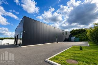 Uitstekend gelegen stand-alone bedrijfsgebouw op een eigen terrein van 7.000 m², strategisch gelegen te Lummen nabij het Klaverblad en de belangrijkste verkeersassen. De site omvat een multifunctionele loods van 1.017 m² en 385 m² instapklare kantoren, aangevuld met een ruime verharde buitenzone, 15 parkeerplaatsen, laadpalen en mogelijkheden voor buitenopslag. Tevens zijn er uitbreidingsmogelijkheden.<br /><br />De loods beschikt over een vrije hoogte van 7,50 m, 2 sectionaalpoorten van 4 m x 4,50 m en een vloer met een draagkracht van 2,5 ton/m². Verder voorzien van lichtstraten met rookluiken, LED-verlichting, perslucht en afzuiging/ventilatie. De loods beschikt over brandklasse C.<br /><br />De aansluitende kantoren van 385 m² zijn volledig instapklaar en genieten dankzij de grote raampartijen van veel natuurlijke lichtinval. De kantoorruimte omvat een landschapskantoor, vergaderruimte, keuken en sanitair. Verwarming en koeling zijn voorzien via duo-units en warmtepompen. Daarnaast beschikt het gebouw over zonnepanelen.<br /><br />De ruime verharde buitenzone biedt voldoende ruimte voor parkeren, manoeuvreren en buitenopslag. Dankzij de combinatie van de eigen grond, ruime opslag- en kantooroppervlakte, buitenruimte en uitbreidingsmogelijkheden is dit een unieke bedrijfssite in zijn soort, geschikt voor diverse professionele activiteiten.<br /><br />Contacteer PANORAMA B2B voor bijkomende inlichtingen of een vrijblijvend plaatsbezoek 0474 17 17 15.
