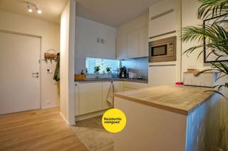 Pal in het centrum van Oostduinkerke-Dorp vindt u dit luxueus appartement / service flat (67m²) met 1 slaapkamer. Dit prachtige complex is gelegen vlakbij het centrum en voorzien van alle luxe! Dit uitstekend afgewerkt appartement bestaat uit een apart gastentoilet, een living met open totaal geïnstalleerde keuken, badkamer met inloopdouche / lavabo / toilet / bergkasten met aansluiting wasmachine en droogkast en 1 ruime slaapkamer. Vanuit de living en de slaapkamer is er toegang naar het ruime privé-terras (circa 20m²) die tevens is voorzien van extra bergruimte. Mogelijkheid om privé-parkeerplaats en 2 privé-kelderbergingen bij te kopen. De flat en het volledige complex zijn perfect aangepast aan rolstoelgebruikers. Dankzij een uitgebreid dienstenpakket van woonassistenten, crisiszorg en continue permanentie door middel van een oproepsysteem kan elke 65-plusser hier zorgeloos wonen. Met zijn extra faciliteiten (brasserie, fitness, zwembad, wellness,...) biedt Residentie Het Beukenhof nét dat ietsje meer! E-peil A (92 kWh / m² jaar)/ (Ref. NI26016)