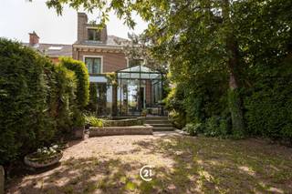 Welkom in deze schitterende driegevelwoning in Grimbergen.Deze charmante driegevelwoning onderscheidt zich door haar unieke combinatie van ruimte, karakter en ligging. Gelegen in een rustige, groene omgeving en omringd door open velden, geniet u hier dagelijks van privacy en een uitzonderlijk wooncomfort.De woning combineert ruime leefruimtes met een aangename lichtinval dankzij de grote raampartijen. De authentieke inkomdeur en houten vloer dragen bij aan het karakter van de woning.Een gemoderniseerde keuken met hoogwaardige apparatuur combineert functionaliteit met stijl. De 3 grote slaapkamers bieden comfortabele privéruimtes, en de grote badkamer heeft voldoende ruimte voor het hele gezin. Als kers op de taart, is de zolderverdieping inrichtbaar als echte “master bedroom”. Buitenshuis geniet u van een prachtige aangelegde tuin met majestueuze bomen. Een prachtige, gietijzeren, veranda biedt de perfecte ruimte voor ontspanning, met uitzicht over de weelderige groenzone. Zo kan u het hele jaar, doorheen de seizoenen, genieten van uw tuin. Dankzij de oprit en de grote garage, hoeft u zich geen zorgen te maken over parkeerplek. Ideaal voor wie een stijlvol familiehuis zoekt in een groene setting.