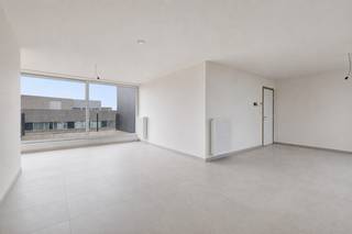 Dit prachtig nieuwbouwappartement is gelegen op een toplocatie in het centrum van Roeselare, op wandelafstand van winkels, horeca en openbaar vervoer. Het appartement bevindt zich op de vierde verdieping van residentie "HOX" en combineert een centrale ligging met hedendaags wooncomfort en energiezuinig wonen.<br /><br />Bij het binnenkomen komt u in de inkomhal, die toegang biedt tot de ruime en lichtrijke woonkamer met open keuken. Vanuit de keuken is er rechtstreeks toegang tot het ruime terras aan de voorzijde van het gebouw.<br />Verder beschikt het appartement over twee slaapkamers, waarvan één slaapkamer toegang biedt tot het achterliggende terras. Daarnaast is er een moderne badkamer, een afzonderlijk toilet en een praktische berging.<br /><br />De twee terrassen vormen een absolute troef en bieden extra buitenruimte met een aangenaam uitzicht.<br /><br />Het appartement is zeer energiezuinig (E-peil 15 - EPC 29 kWh/m² - Label A) en geniet de korting op de onroerende voorheffing de eerste vijf jaar. <br />Er zijn ook zonnepanelen gekoppeld aan het appartement. <br />De toiletten en de wasmachine zijn voorzien op regenwater. <br /><br />Bij het appartement hoort een fietsenstalling.<br />Achteraan het gebouw is er bovendien de mogelijkheid tot aankoop van een parkeerplaats.<br /><br />Ook de ligging is een absolute troef. Het appartement bevindt zich in het centrum van Roeselare, waardoor winkels, horecazaken en het openbaar vervoer vlot bereikbaar zijn te voet. U geniet er van alle voorzieningen binnen handbereik, gecombineerd met het comfort en de energiezuinigheid van een hedendaags nieuwbouwappartement.<br /><br />Bij interesse, aarzel niet ons te contacteren voor meer informatie of een plaatsbezoek op 051/201.400 of info@dicasa.be