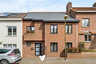 <p><span>Perfect onderhouden stadswoning (174m²) met 5 slaapkamers en aanpalende garage.</span></p><p><span> </span></p><p><span>Belangrijkste troeven: </span></p><p><span>- Centrale ligging</span></p><p><span>- Kwalitatief afgewerkt</span></p><p><span>- Uitstekend onderhouden</span></p><p><span>- 5 slaapkamers</span></p><p><span>- Volledig onderkelderd</span></p><p><span>- Stadstuin</span></p><p><span>- Aanpalende garage</span></p><p><span> </span></p><p><span>Bekijk zeker ook de grondplannen met de afmetingen. Zo krijgt u van thuis uit al een perfect beeld van wat deze woning te bieden heeft!</span></p><p><span> </span></p><p><span>Wenst u meer info of een vrijblijvende bezichtiging, contacteer dan ons kantoor op het nummer 011 85 15 15 en wij helpen u graag verder.  </span></p>