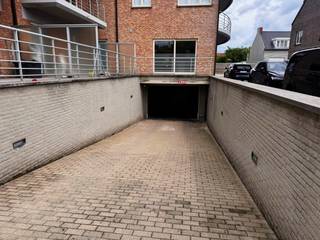 Ruime ondergrondse garagebox te koop op toplocatie in Residentie Proostdij – Kortemark<br /><br />Op zoek naar een veilige en praktische parkeer- of opslagoplossing in het centrum van Kortemark? Deze uitzonderlijk ruime ondergrondse garagebox in Residentie Proostdij, gelegen aan de Markt van Kortemark, biedt een unieke kans.<br /><br />De garage onderscheidt zich door haar dubbele lengte, waardoor er niet alleen plaats is voor een wagen, maar tevens extra ruimte beschikbaar is voor fietsen, motoren, opslag of hobbygerief. Dankzij de ondergrondse ligging geniet u van optimale veiligheid en bescherming tegen weersinvloeden.