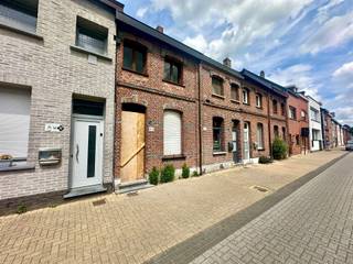 <p>Deze af te werken rijwoning biedt de mogelijkheid om op het gelijkvloers in te richten als: inkom, leefruimte, open keuken, badkamer en veranda.</p><p>Op de eerste verdieping is er 1 slaapkamer en een bureauruimte met vaste trap naar zolder. De zolderruimte is ingericht als slaapkamer.</p><p>De tuin heeft een tuinberging en er is een achteruitweg.</p>