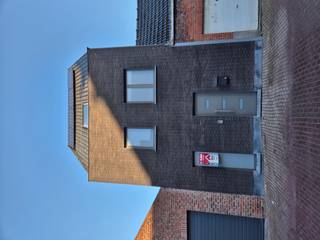 Instapklare huurwoning in het centrum van Boezinge &#127969;Deze recente en energiezuinige gezinswoning (bj. 2016 – EPC 88 kWh/m²) biedt een moderne...