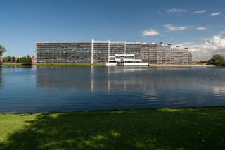 Deze twee gekoppelde commerciële ruimtes bevinden zich op het gelijkvloers van de residentie Laguna Beach in Duinbergen.<br /><br />Ze zijn momenteel ingericht en gebruikt als één ruim en comfortabel appartement.<br /><br />De huidige indeling omvat een lichtrijke leefruimte met grote raampartijen, een aparte bureelruimte, een gastentoilet, een open en volledig uitgeruste keuken met aansluitende eetplaats, een badkamer met douche, een slaapkamer met stapelbed en een extra uitklapbaar bed in de leefruimte. <br /><br />Er bestaat een mogelijkheid tot bestemmingswijziging naar residentieel gebruik (appartement), onder voorbehoud van het verkrijgen van een omgevingsvergunning én het akkoord van de algemene vergadering van mede-eigenaars.<br /><br />Een interessante opportuniteit voor wie op zoek is naar een investering met meerdere gebruiksmogelijkheden, of voor wie op termijn wil omvormen tot volwaardig appartement.<br /><br />Contacteer ons voor bijkomende info of een bezoek.