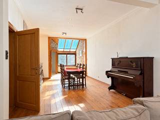 Charmant herenhuis met 5 volwaardige slaapkamers en een zuidgerichte tuin, rustig gelegen te Zeebrugge. Deze enorme woonst beschikt over een vloeroppervlakte van ca. 254 m² en is mits enkele opfrissingen volledig instapklaar. Overal centrale verwarming op aardgas, asbestveilig en met een energielabel C. <br /><br />De historische gevel, opgenomen in de lijst van vastgesteld bouwkundig erfgoed, zorgt voor een karaktervolle uitstraling aan de buitenkant. De hoge plafonds en authentieke elementen zorgen voor absolute charme aan de binnenkant. <br /><br />Indeling: imposante traphal met gastentoilet, een grote woonkamer met mooie plankenvloer, een grote keuken met zicht en toegang naar de tuin. De tuin zelf is volledig zuidgericht en heerlijk windstil. Met wat liefde kunt u deze plaats ongetwijfeld omvormen naar een fantastische buitenruimte. Boven zijn er maar liefst 5 slaapkamers, een aparte bureau of hobbykamer en een ruime badkamer met douche en ligbad.<br />Als laatste nog een grote zolder die naar eigen wens en smaak kan ingericht worden. <br /><br />Een uniek pand met een overvloed aan charme en ruimte.<br />Een buitenkans voor grote gezinnen. <br /><br />Uw bezoek vastleggen? <br />Contacteer Sacha Vanrafelghem op GSM 0487/43.79.10.