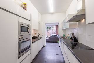 <p><span>Te koop in Aalst, Nestor De Tièrestraat 6: een woning van 127 m² met twee slaapkamers en twee badkamers, ideaal voor wie op zoek is naar een praktische en betaalbare gezinswoning of een woning voor co-housing. Op het gelijkvloers bevinden zich een zitkamer, een eetplaats, een keuken met toegang tot het terras en een inkomhal. De kelder zorgt voor extra bergruimte. Op de eerste verdieping zijn er twee slaapkamers en een badkamer, terwijl de tweede verdieping een derde slaapkamer met eigen badkamer biedt.</span></p><p><span>De woning is structureel in orde en kent geen renovatieplicht. Enkel een kleine opfrisbeurt zoals verfwerk, reiniging en enkele kleine herstellingen is wenselijk, zodat de nieuwe eigenaar snel kan intrekken en het geheel naar eigen smaak kan afwerken. Dankzij de centrale ligging is het centrum van Aalst vlot bereikbaar en zijn winkels, scholen, openbaar vervoer en de belangrijkste invalswegen steeds dichtbij.</span></p><p><span>Een interessante opportuniteit voor wie een instapklare woning zoekt met mogelijkheden tegen een correcte prijs.</span></p><p><span> </span></p><p><span>Voor meer informatie of een bezoek, contacteert u Timothy van Immo Zone op het nummer 0474/ 41. 28. 40.</span></p>