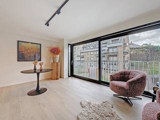 Ontdek dit prachtig gerenoveerde appartement op een steenworp afstand van de zee. Modern comfort gecombineerd met een frisse, stijlvolle uitstraling.<br />Het appartement beschikt over twee slaapkamers, een lichtrijke woonkamer met open keuken en een mooie badkamer. Ideaal als tweede verblijf of investering aan de kust. Privatieve kelder inbegrepen. Ref. Arosa 0204